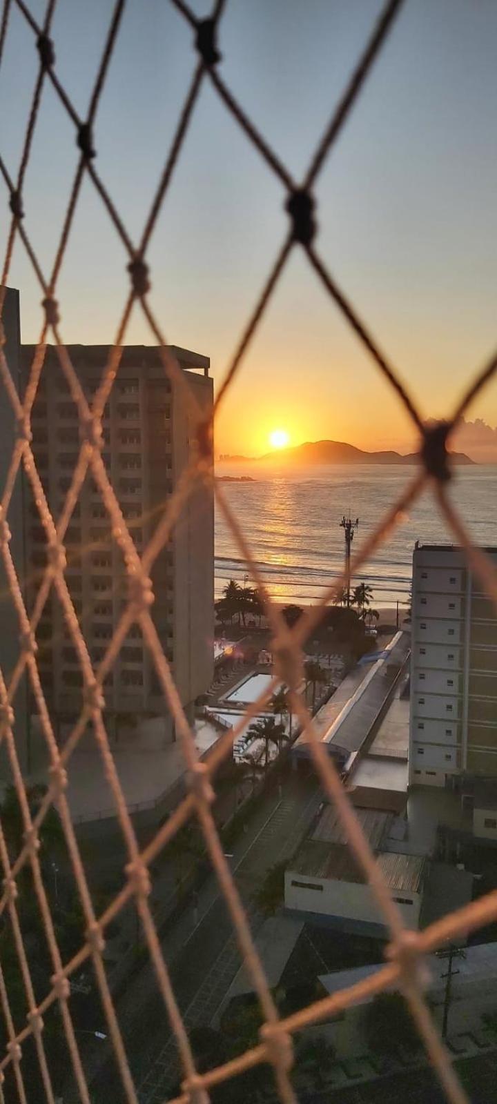 Guarujá, Astúrias, 3 Suítes, 1 quadra da praia Exterior foto